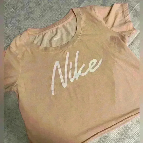 NIKE women CropTop In Peach Color - SIZE M -A53 - Picture 1 of 3